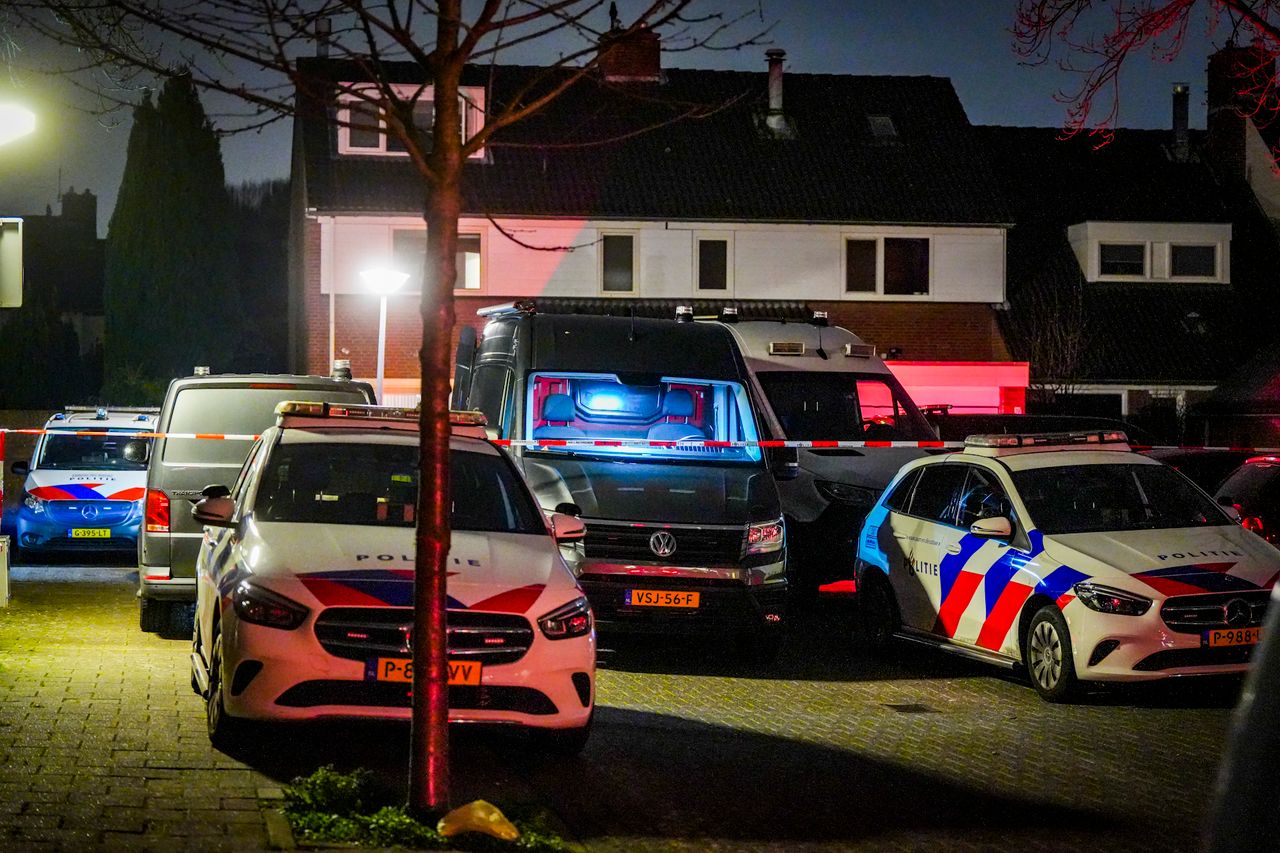 Er stonden zondagavond erg veel busjes van het team Forensische Opsporing en er was een rechercheteam aanwezig aan het Troyeshof in Eindhoven (foto: SQ Vision).