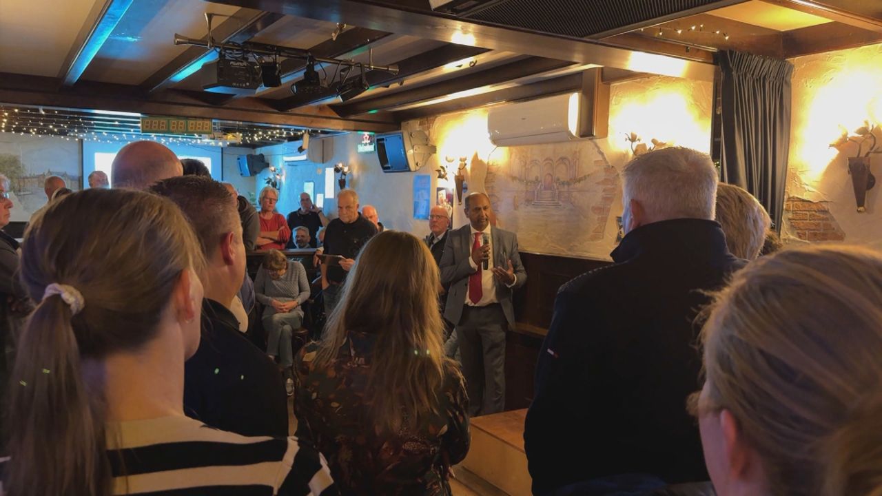 Eerder kwamen bezorgde Dussenaren samen om in gesprek te gaan met wethouder Sheikkariem. (Foto: Omroep Brabant)