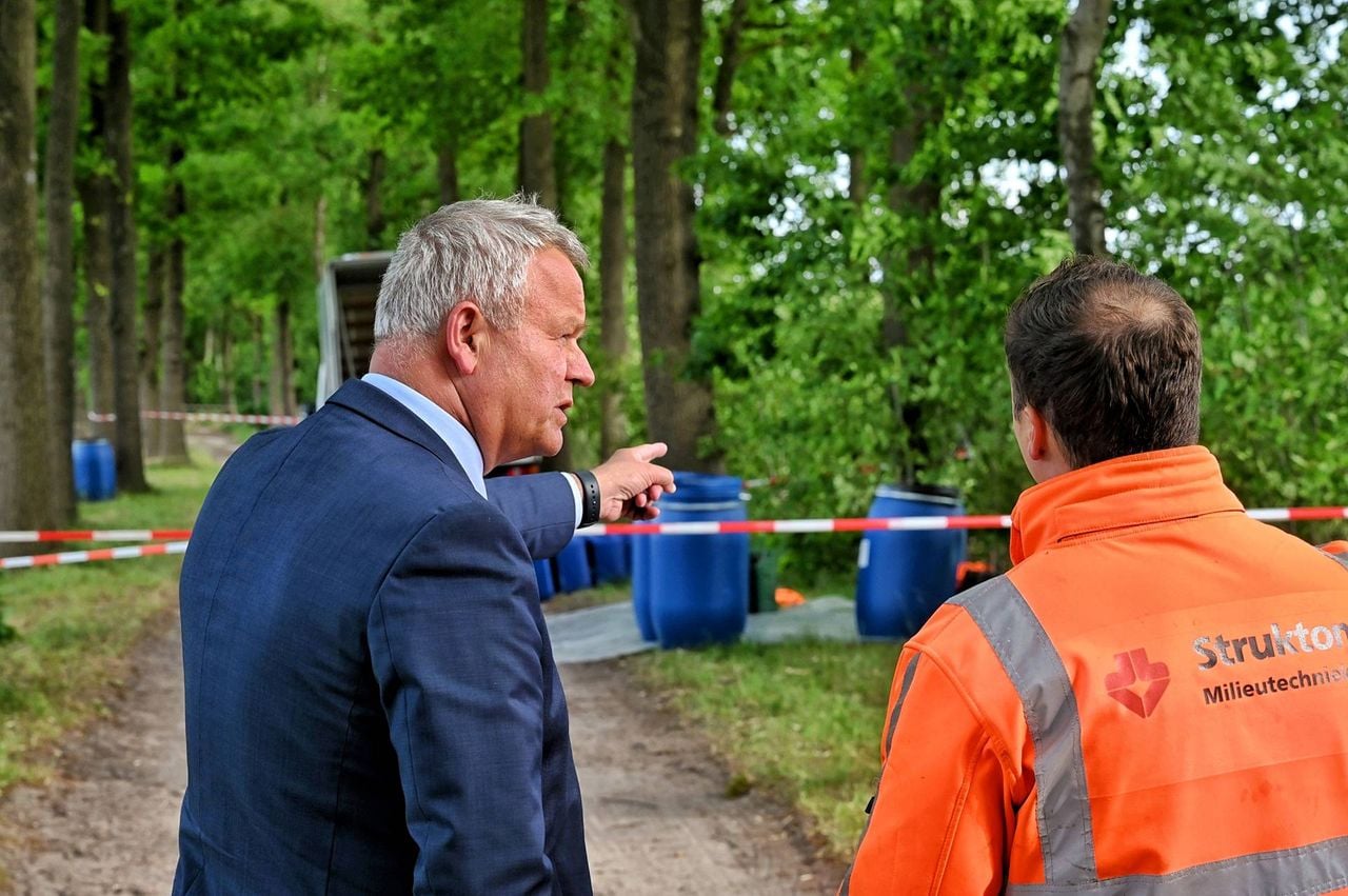 Burgemeester Mark van Stappershoef komt poolshoogte nemen (foto: Toby de Kort/Persbureau Heitink).