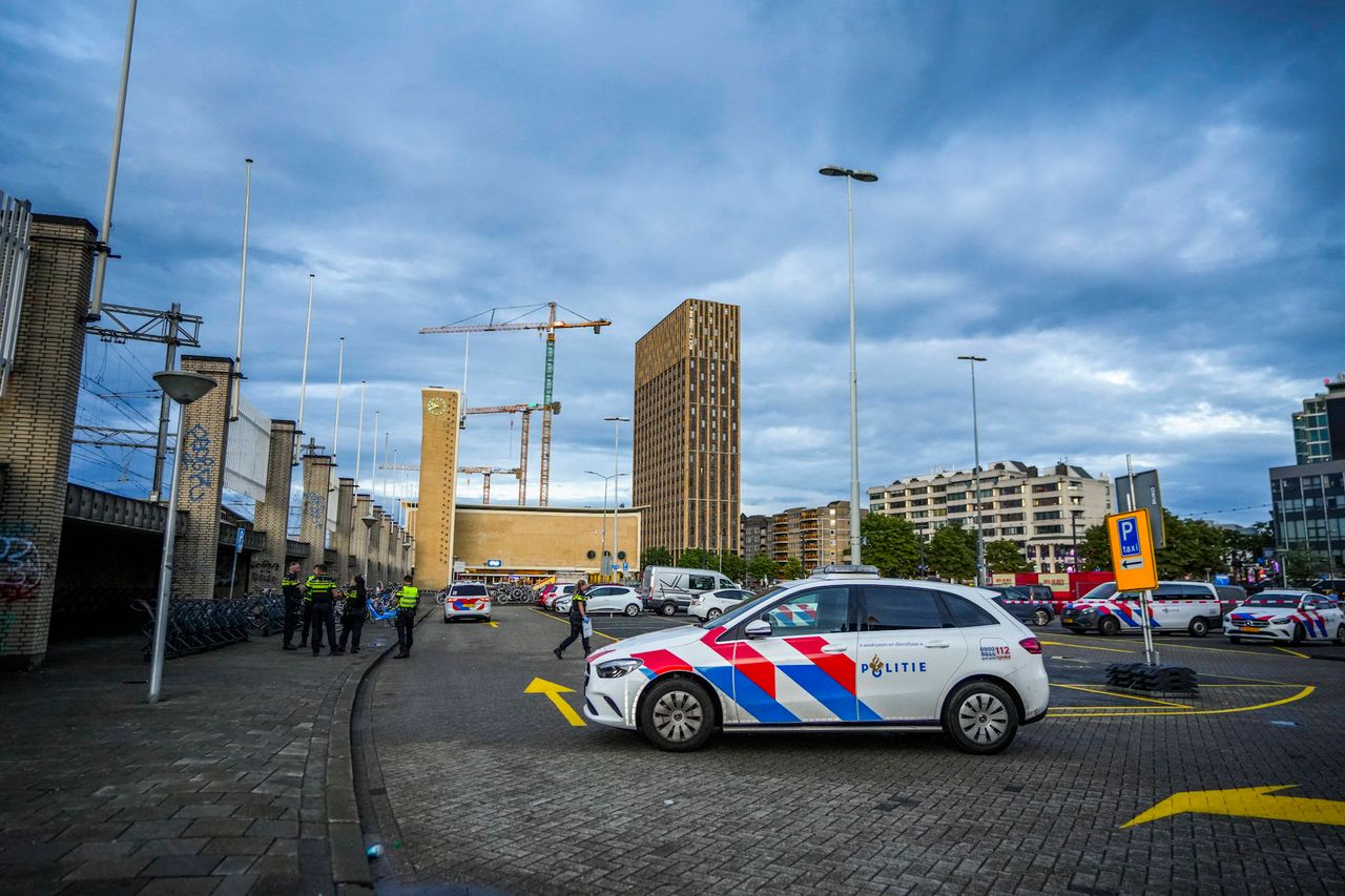 Diverse politiewagens op het Stationsplein (foto: Persbureau Heitink).
