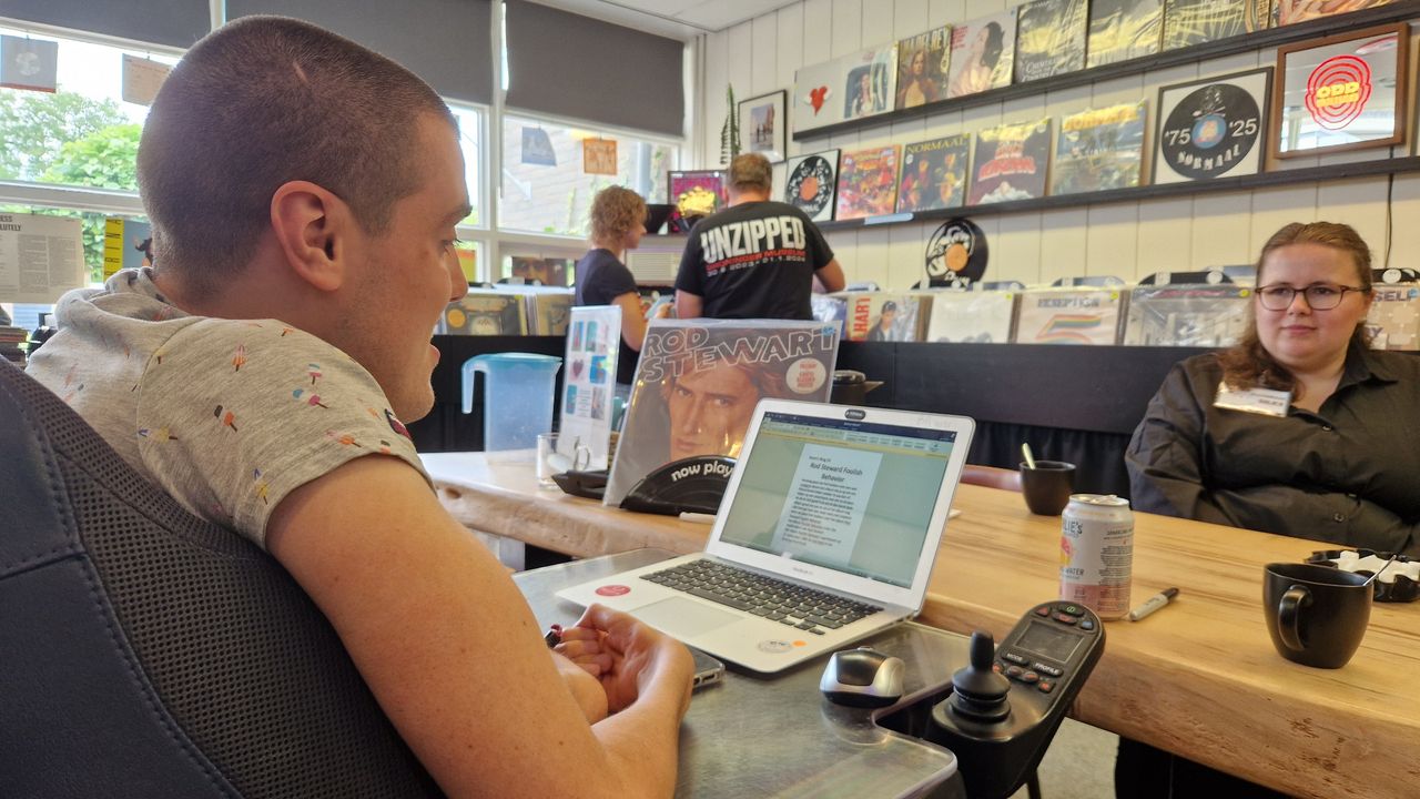 Platenbaas Bram druk met het schrijven van zijn nieuwe blog (foto: Tom Berkers).