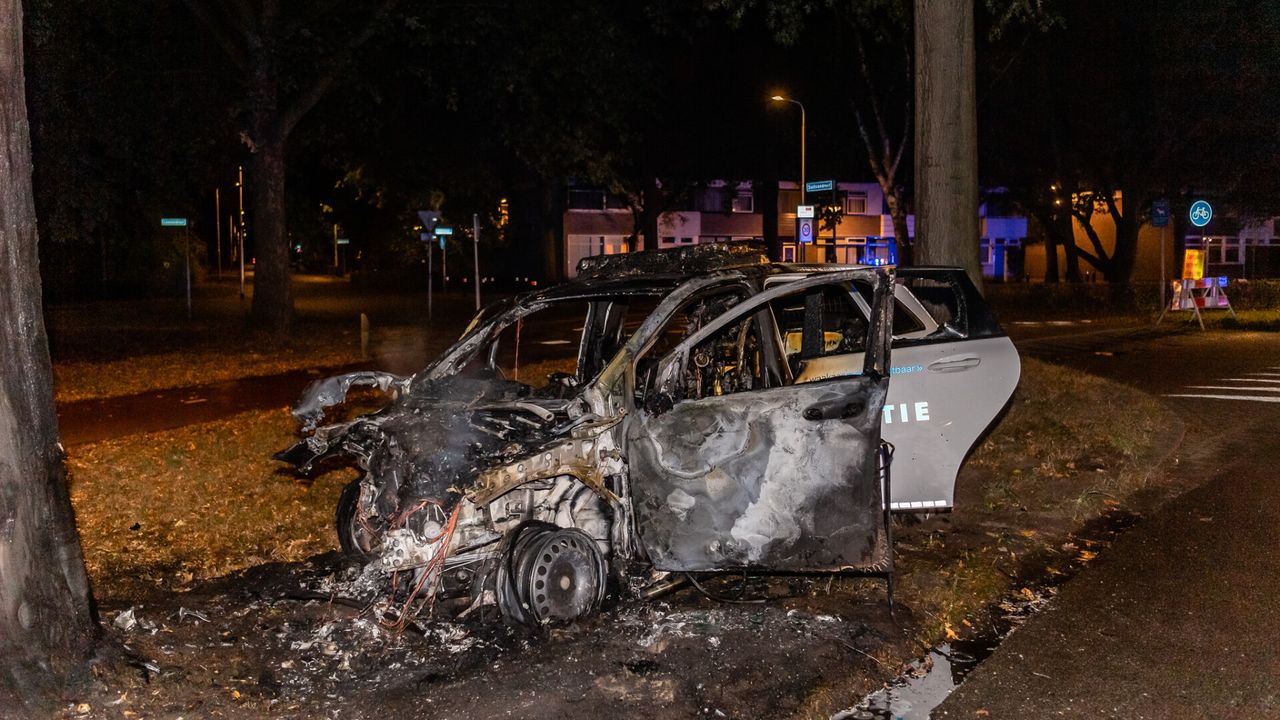 Van de politieauto bleef weinig over (foto; Jack Brekelmans/SQ Vision).