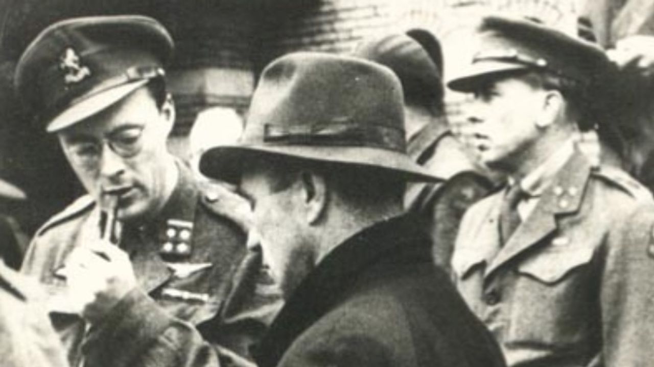 Jan Borghouts (met hoed) en prins Bernhard voor Hotel 'De Wereld' in Wageningen (foto: NIMH).