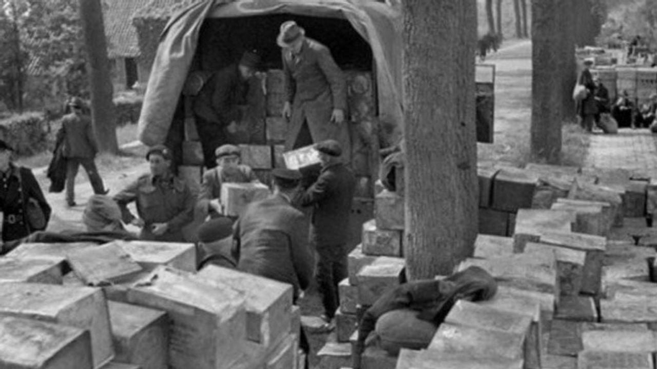 Hulpgoederen ingeladen voor noodlijdende bevolking Holland voorjaar 1945 (foto: archief)
