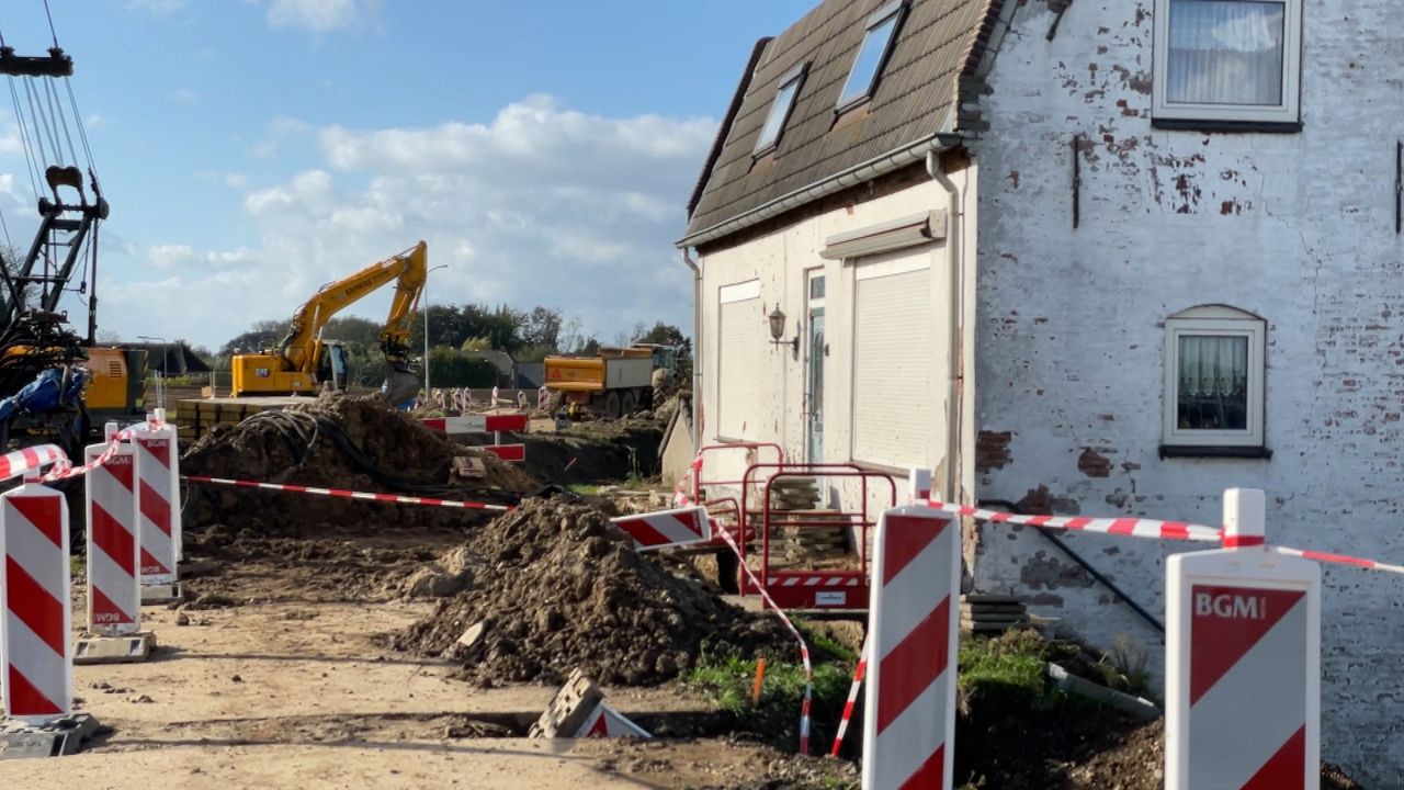 Piet kan de voordeur niet meer uit door de omgevallen bouwkraan
