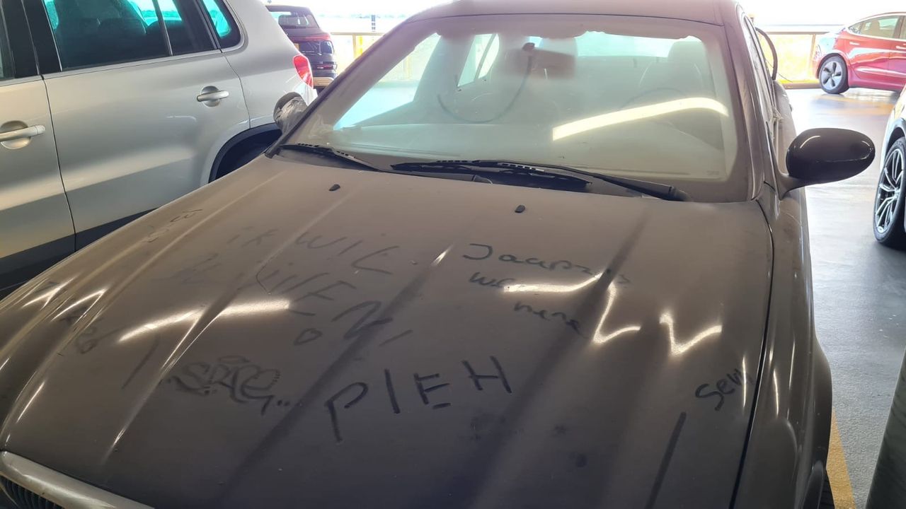 Op de auto is een flinke laag stof te zien (foto: Noël van Hooft).