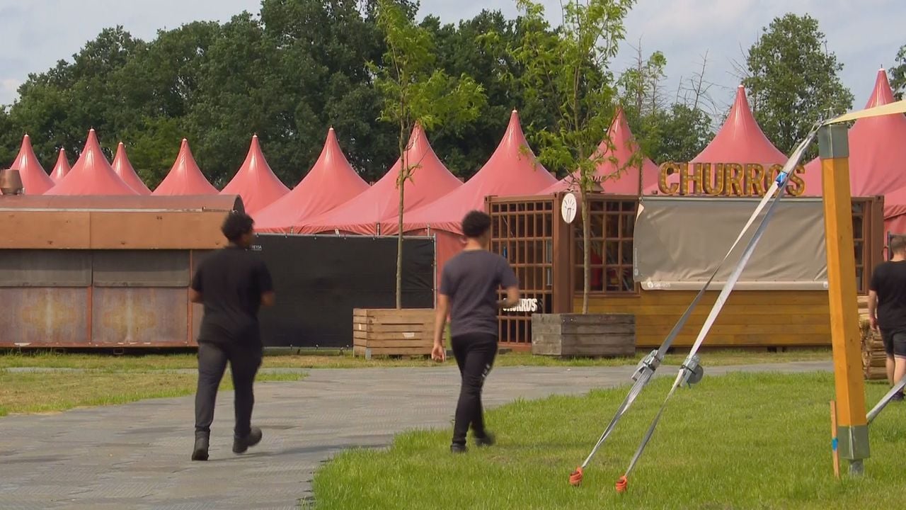 De nieuwe vloerdelen moeten voor minder plassen zorgen (beeld: Omroep Brabant).