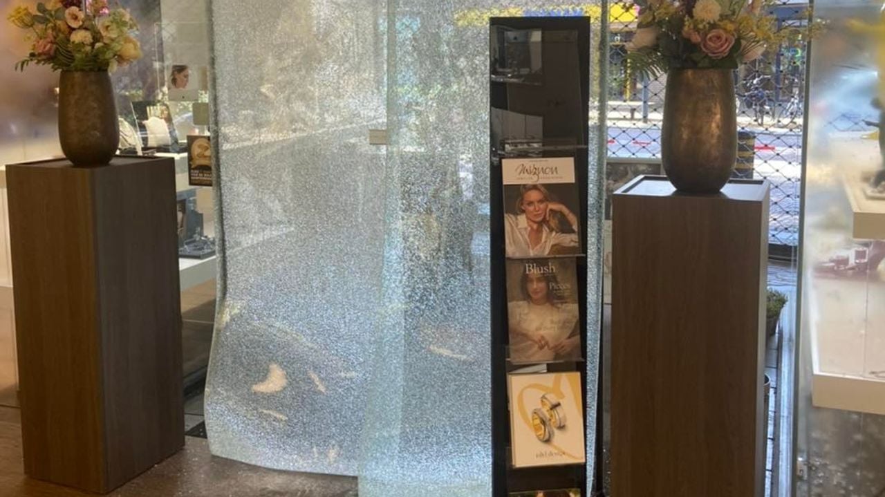 De dieven hebben het rolluik voor de zaak omhoog gekregen en vervolgens de deur ontzet (foto: Facebook Mignon Juwelier& Goudsmeden).