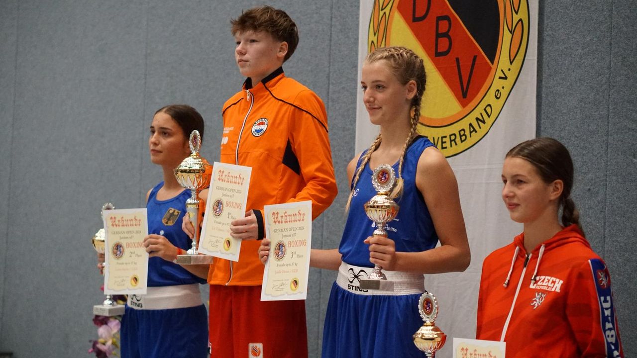 Liz Thijssen op het podium na een overwinning.