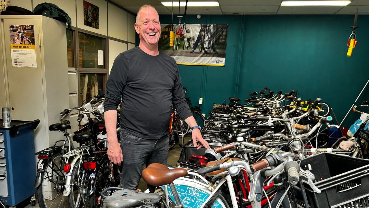 Twan van Buul uit Eindhoven is fietstechnicus en helpt daklozen weer fietsen opknappen (foto: Floor Foole)