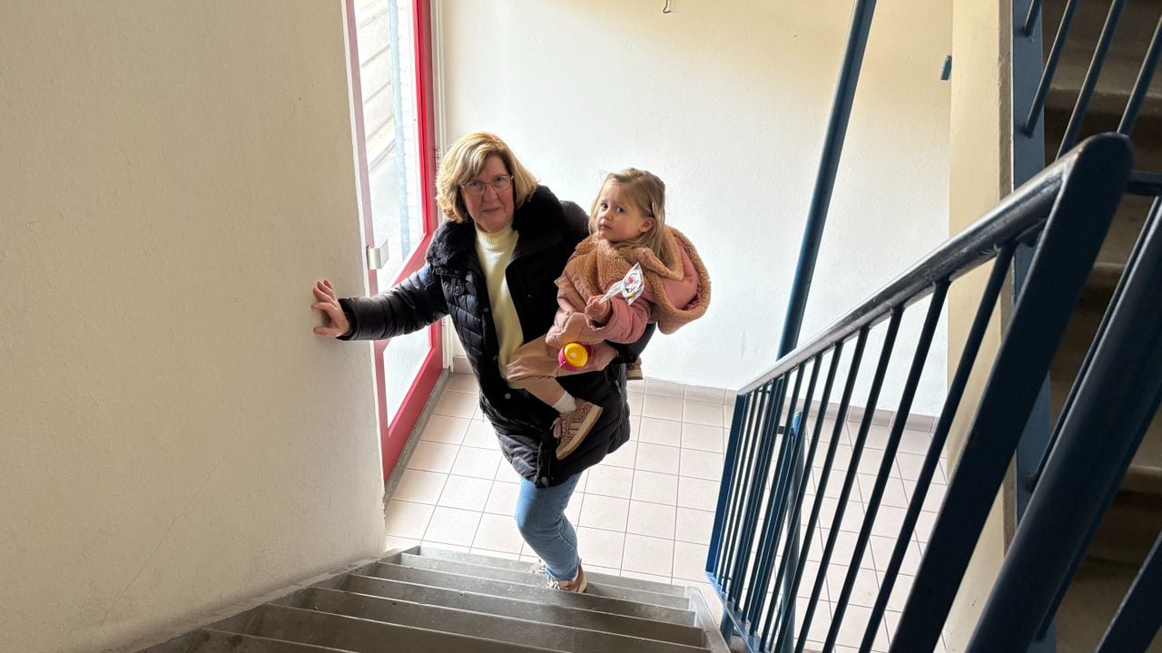 Marianne en haar kleindochter hebben tussendoor wat rust nodig (foto: Omroep Brabant).