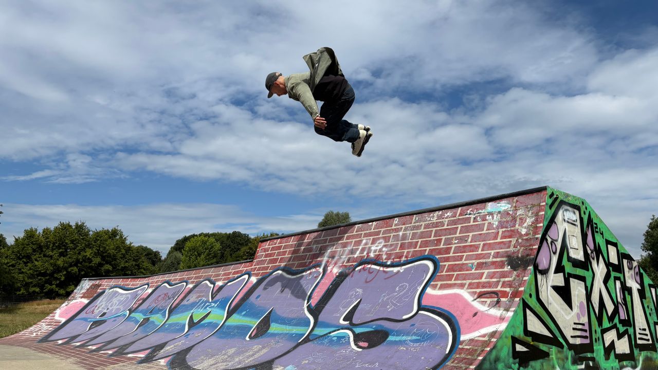 Sven in actie op de skatebaan in Den Bosch (Foto: Imke van de Laar)