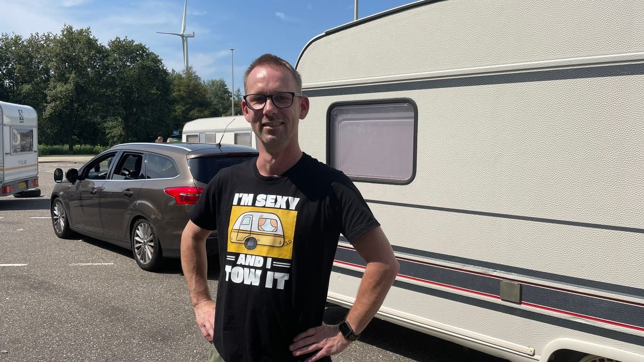 De caravan van Rens Geerts is maar liefst 300 kilo te zwaar beladen (foto: Imke van de Laar).