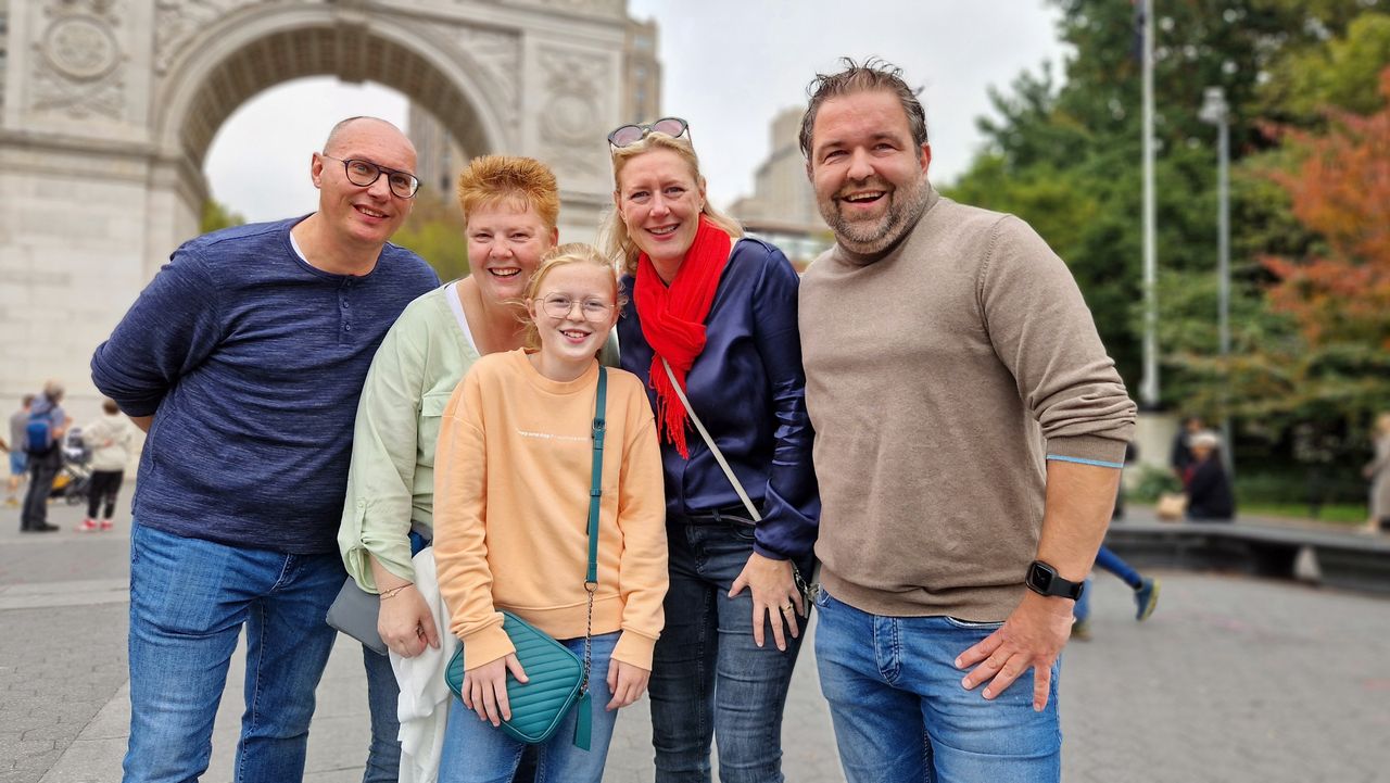 De 11-jarige Liese verkent de stad, hier zijn ze in Washington Square Park (foto: Noël van Hooft)