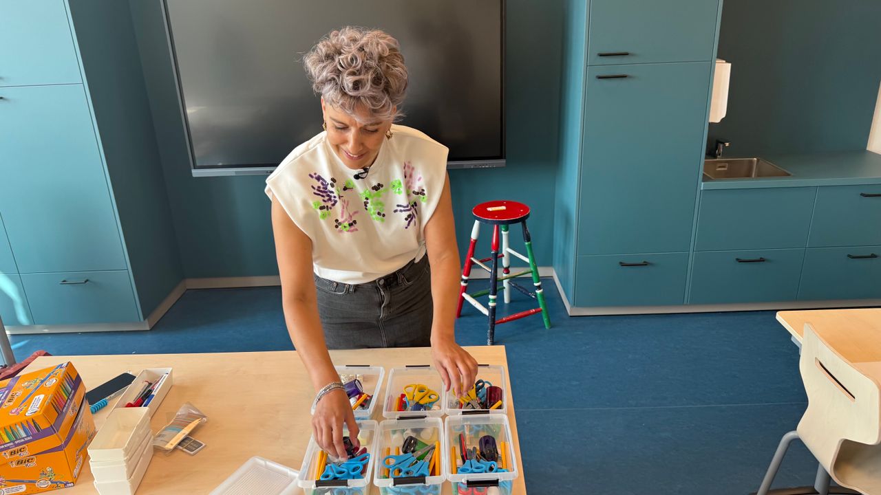 Juf Ellis maakt het lokaal klaar voor het nieuwe schooljaar (foto: Jos Verkuijlen).