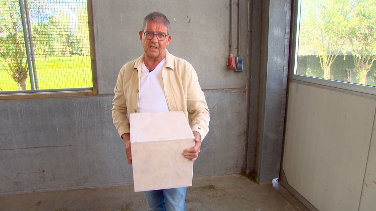 Jan Boeren met een kastje waarvan hij de inhoud niet wil prijsgeven.