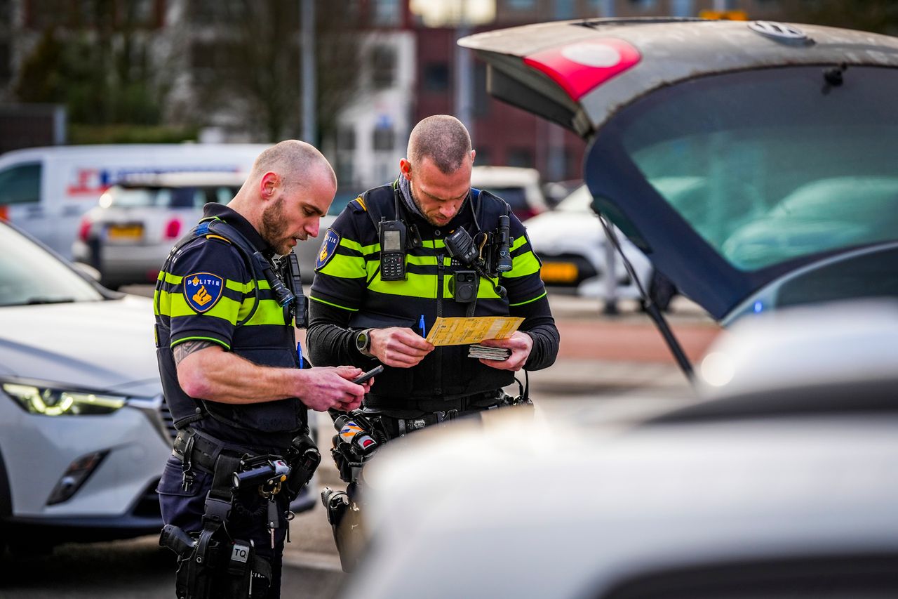 Politie rijdt nog een auto klem (foto: SQ Vision).