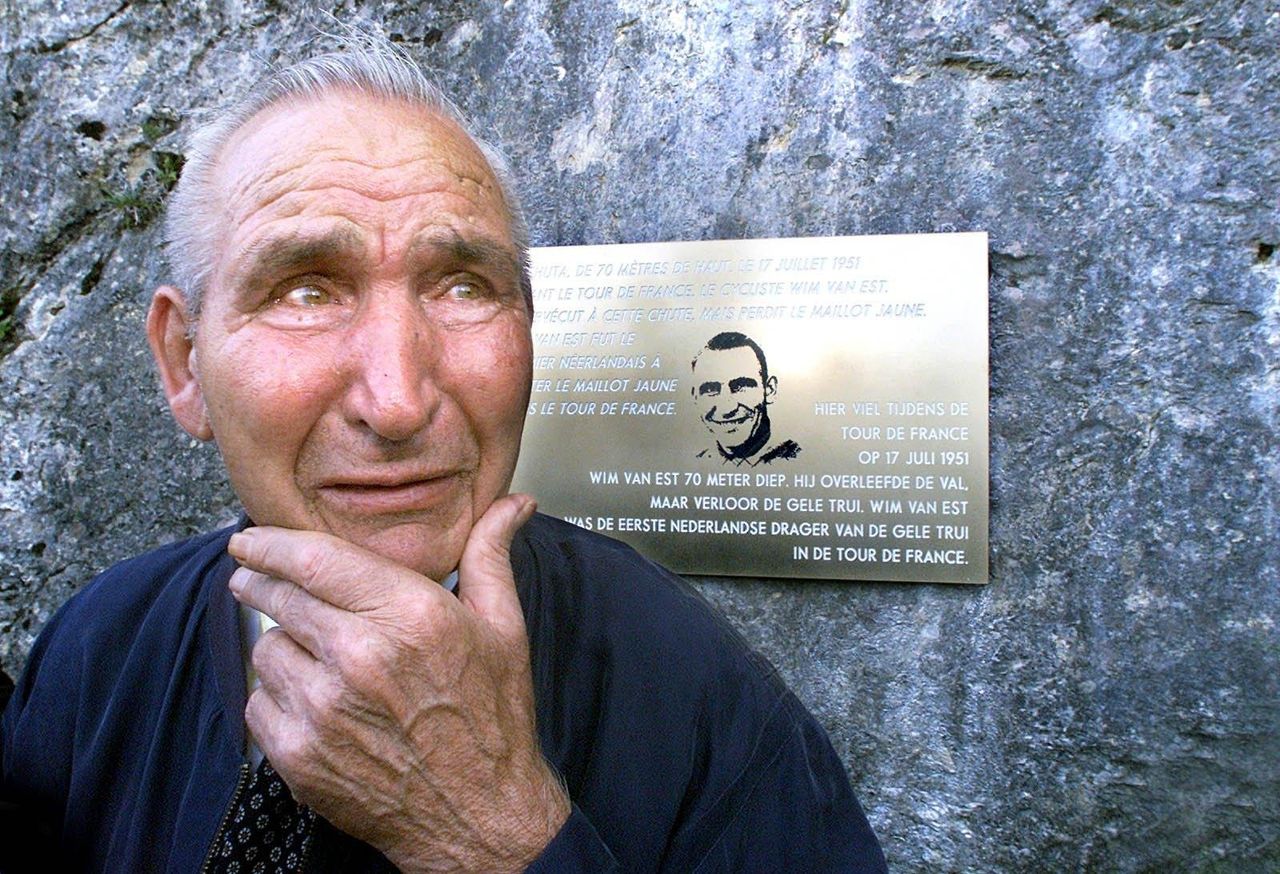 Wim van Est in 2001 bij de plaquette ter nagedachtenis aan zijn legendarische val in de Tour de France van 1951