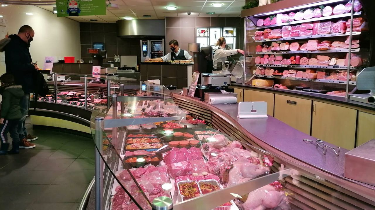 In de keurslagerij mogen maar maximaal vijf klanten tegelijkertijd binnen zijn.