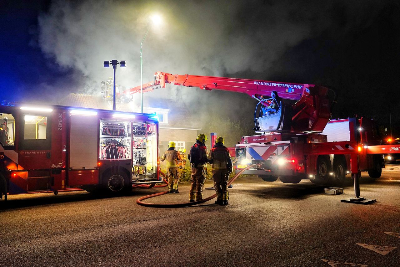 De Kattestraat in Etten-Leur werd vanwege de bluswerkzaamheden afgesloten voor het verkeer (foto: Jeroen Stuve/SQ Vision).