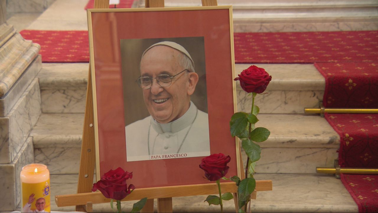 Een foto van Paus Fransiscus in de basiliek (foto: Charella Zwerts)