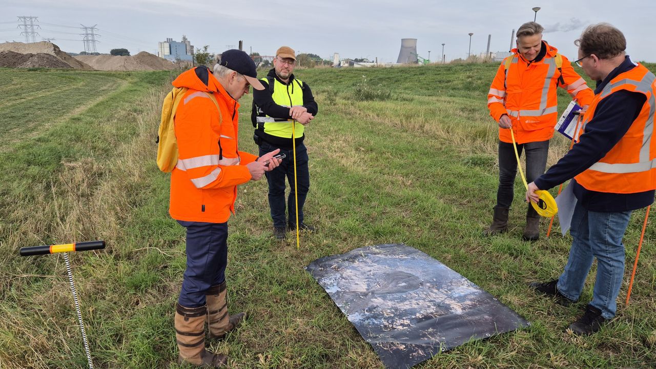 Een ouderwetse oefening van de hoogwaterinspecteurs van waterschap Brabantse Delta (foto: Niek de Bruijn).