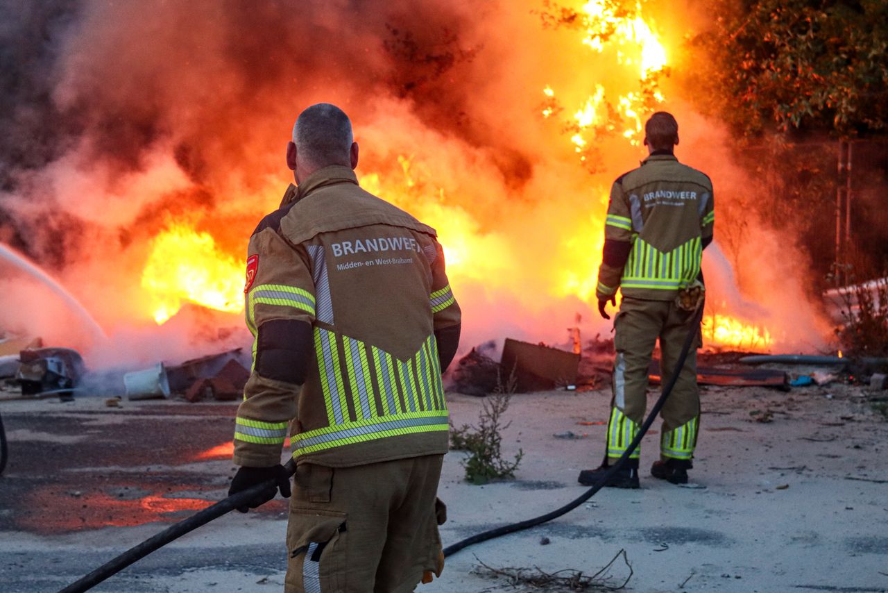 De afvalberg vatte snel vlam (foto: Corrado Francke).