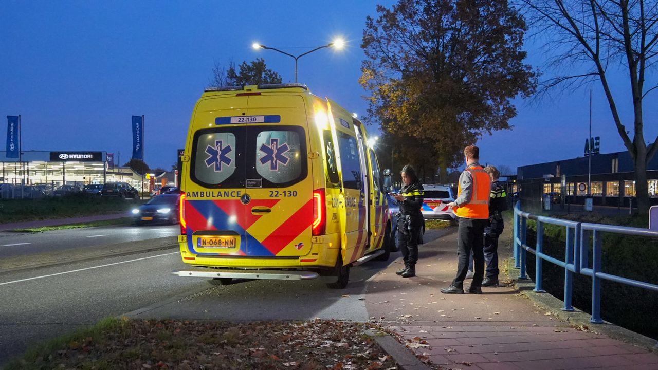 Fietser gewond bij aanrijding (foto: Harrie Grijseels / Persbureau Heitink).