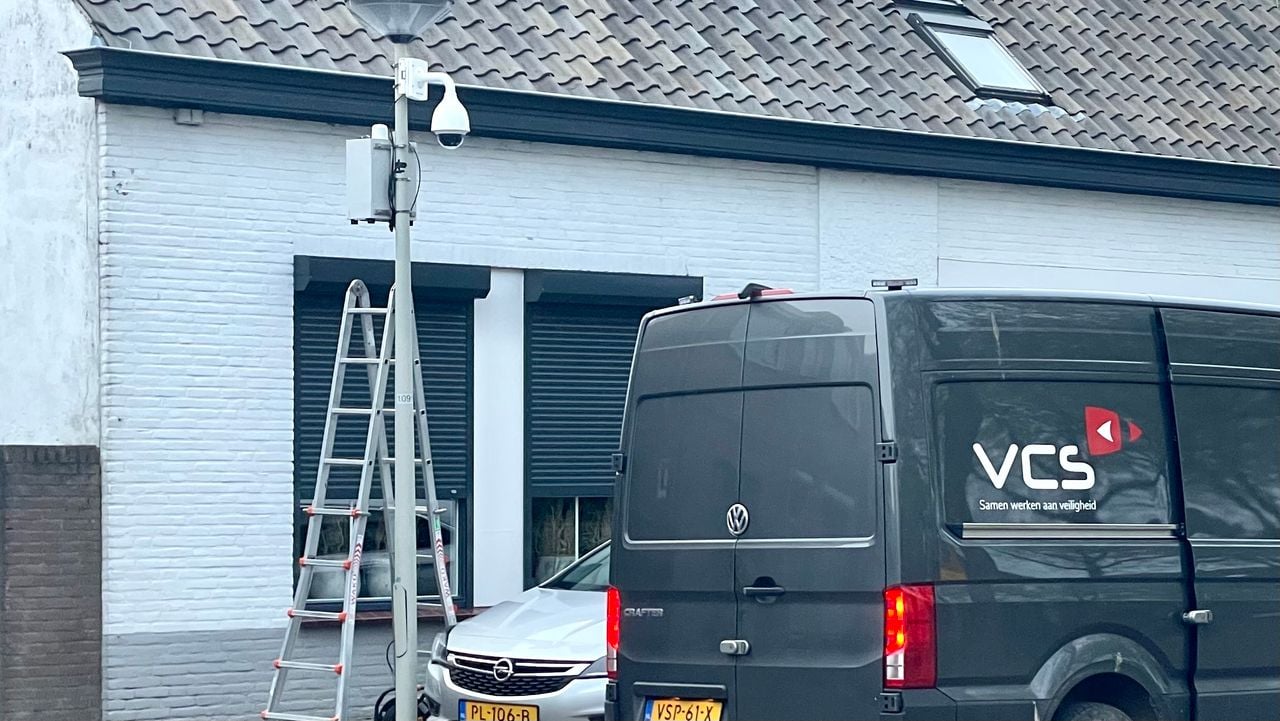 Een mobiele camera bij het dorpshuis in Heerle (foto: Erik Peeters)