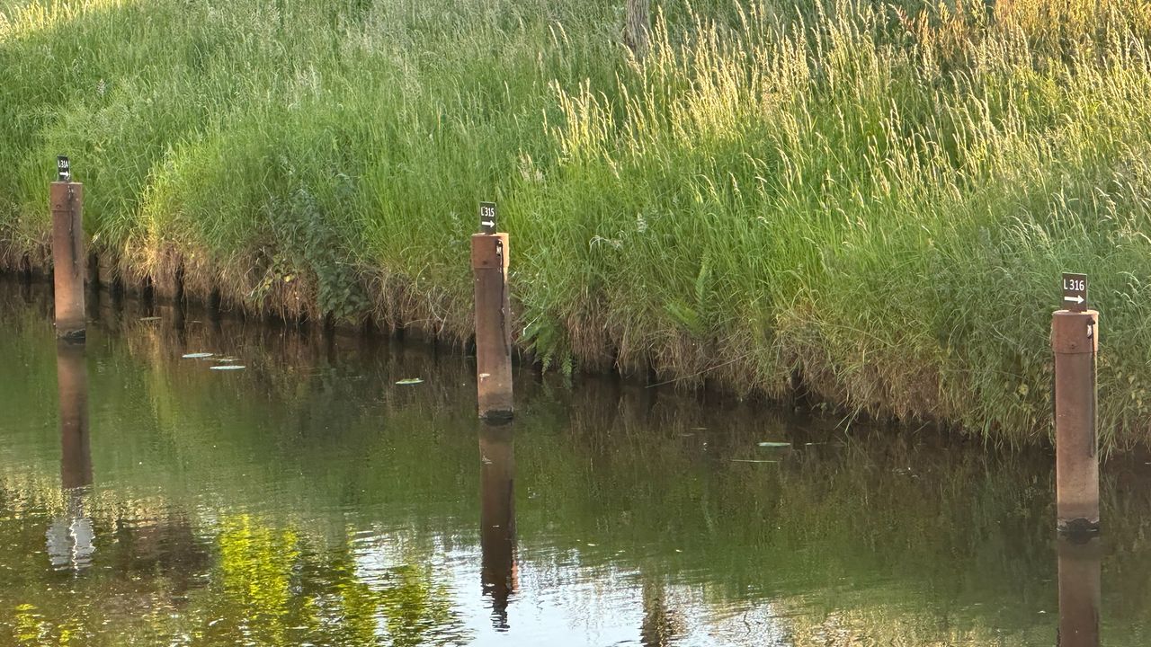 Lege ligplaatsen tussen de Boeimeersingel en het Van Almondepad.