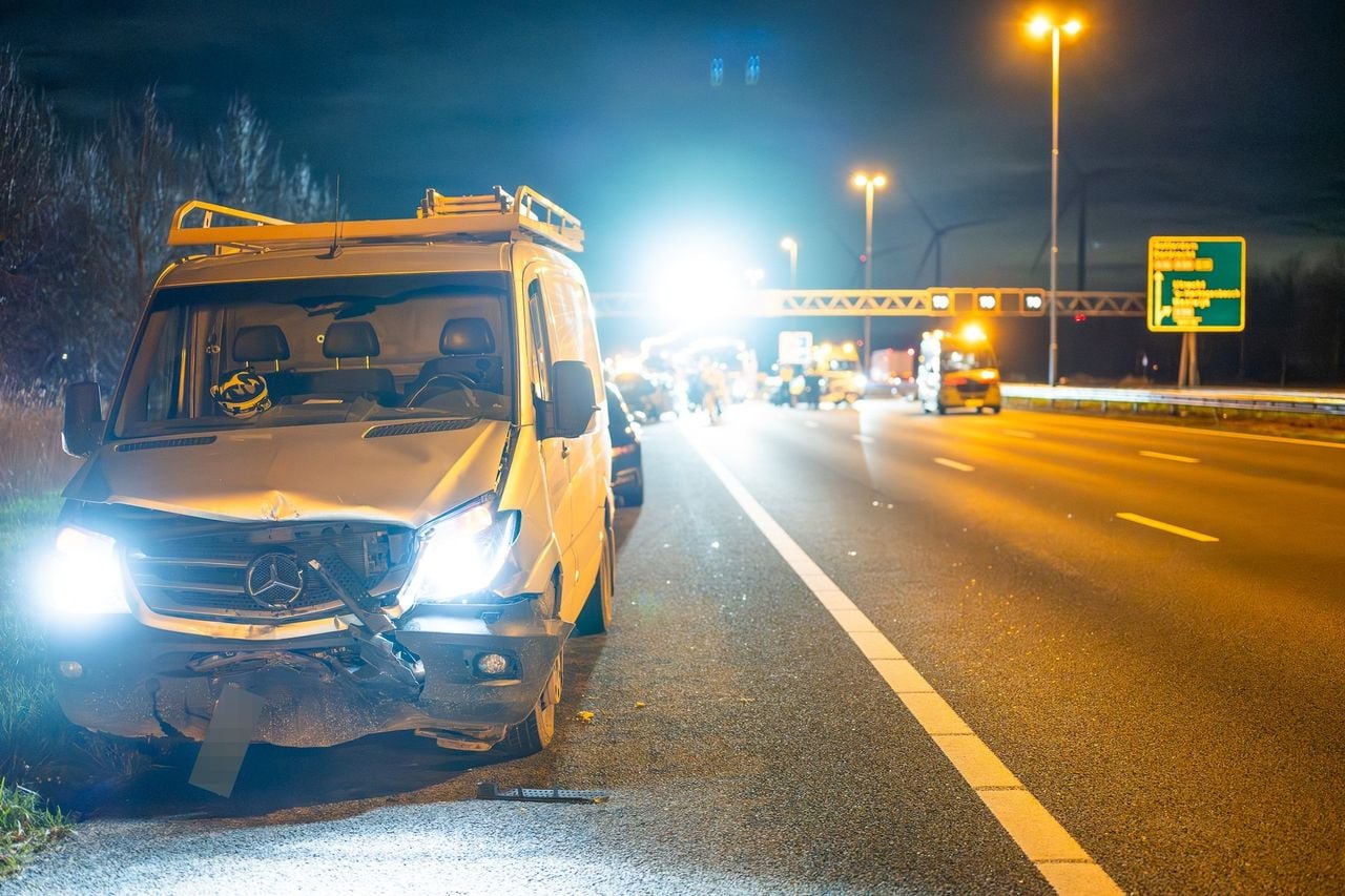 Bij het ongeluk zijn drie mensen gewond geraakt (Foto: Tom van der Put/Persbureau Heitink).