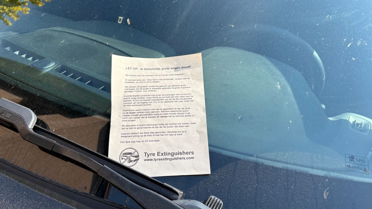 Dit pamflet lieten de actievoerders achter onder de ruitenwissers (foto: Imke van de Laar).