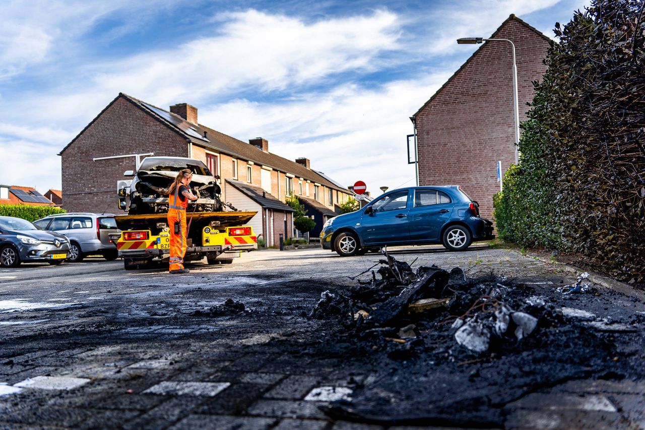 Er bleef veel troep achter na het bluswerk (foto: Lucas Lammers/Persbureau Heitink).