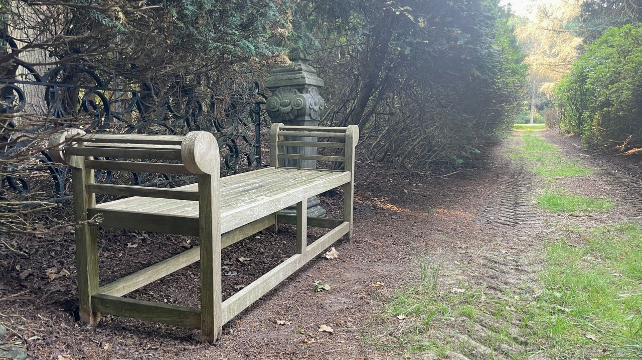 Het bankje waar Frits Philips thee dronk (foto: Rogier van Son).