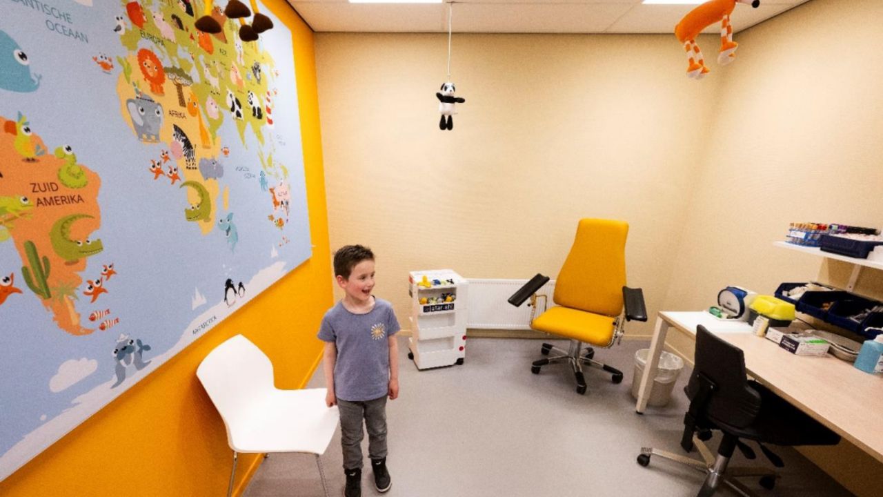 Vol bewondering bekijkt Stijn Gooijers de prikkamer, waar een landkaart met dieren aan de muur hangt en knuffels aan het plafond bungelen (foto: Star-shl)