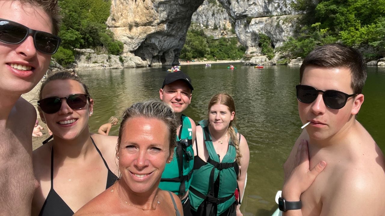 Jacobine met haar kinderen en aanhang op vakantie in de Ardèche (foto: privé).