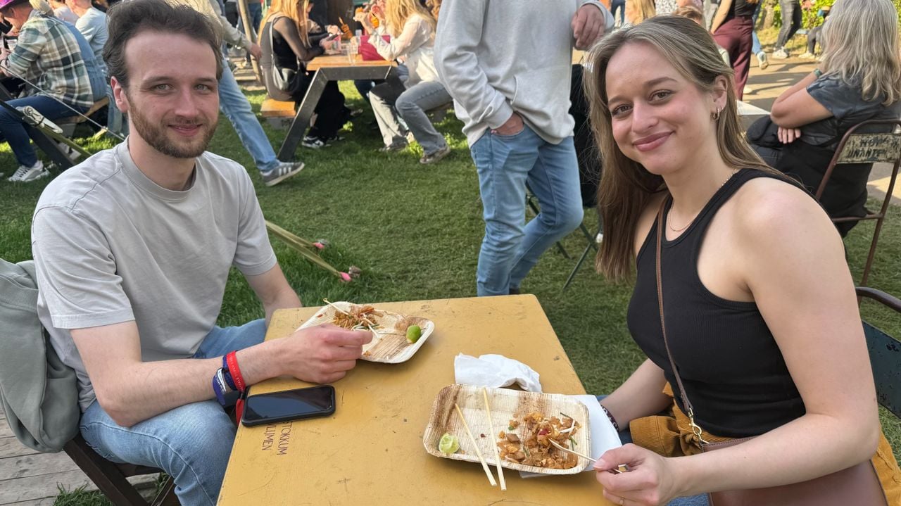 Hayke en Sophie gaan voor wat groente in de Pad Thai (foto: Omroep Brabant).