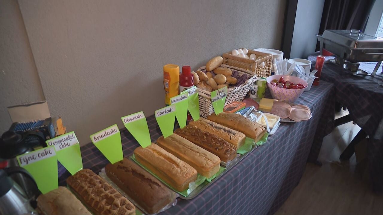 Gasten komen niet veel tekort tijdens dit uitgebreide carnavalsontbijt