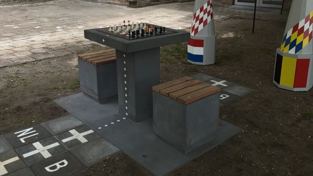 Het schaakbord in Baarle-Nassau staat midden op de grens tussen Nederland en België (foto: Niek de Bruijn)