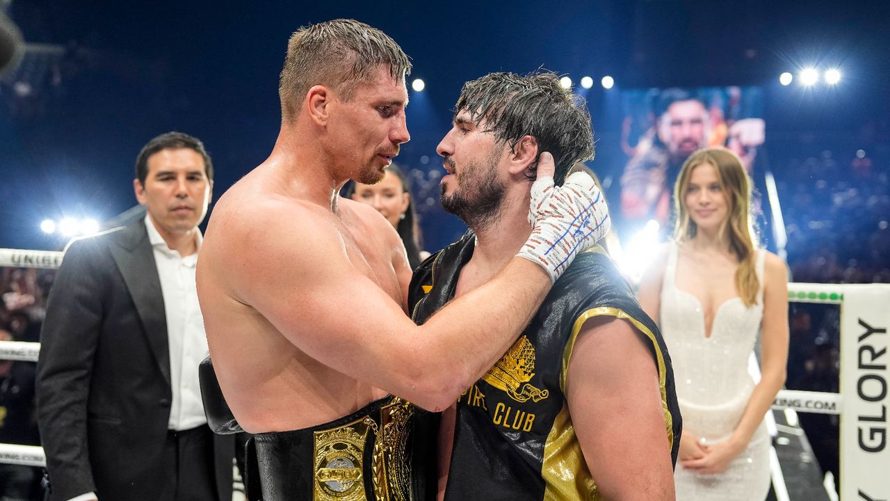 Rico Verhoeven en Artem Vakhitov (foto: GLORY, Alexis Goudeau).
