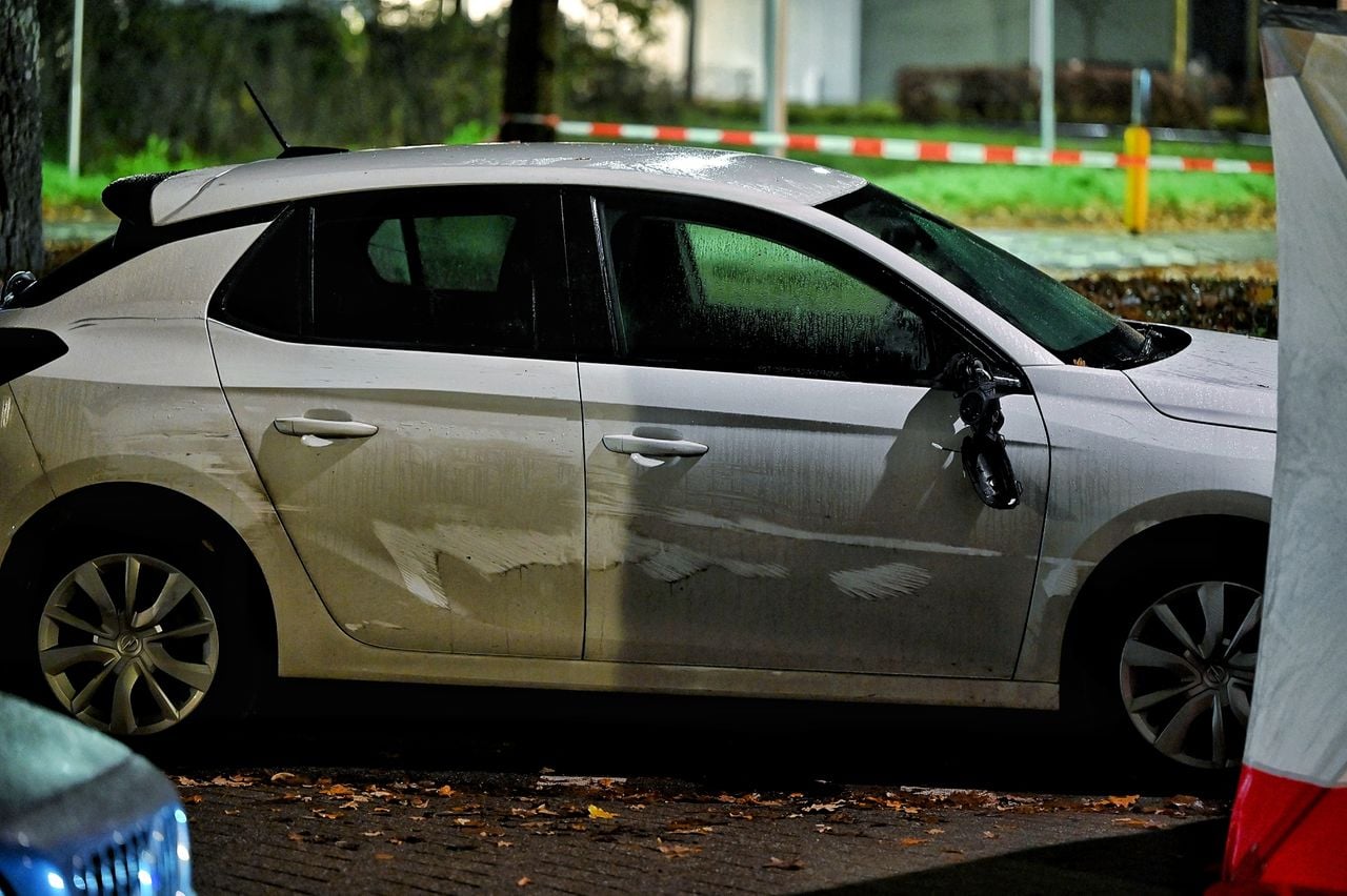 De auto waar de man tegenaan is gefietst (foto: Toby de Kort / Persbureau Heitink).