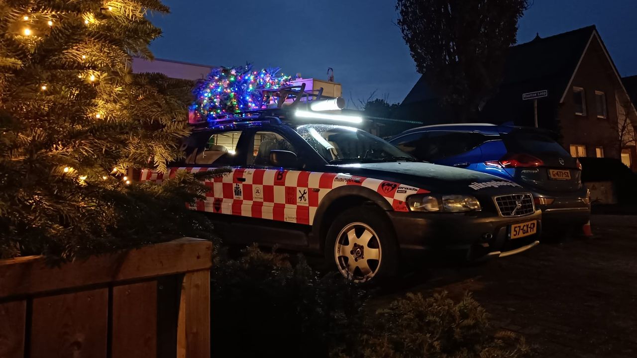 Volledig in kerststijl gaan de mannen op reis (Foto: Niels de Kruijf). 