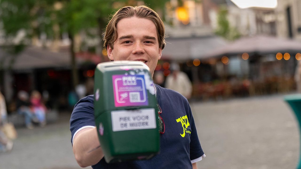 Een van de 'piekers' haalt geld op voor de organisatie (foto: Mari Durieux).