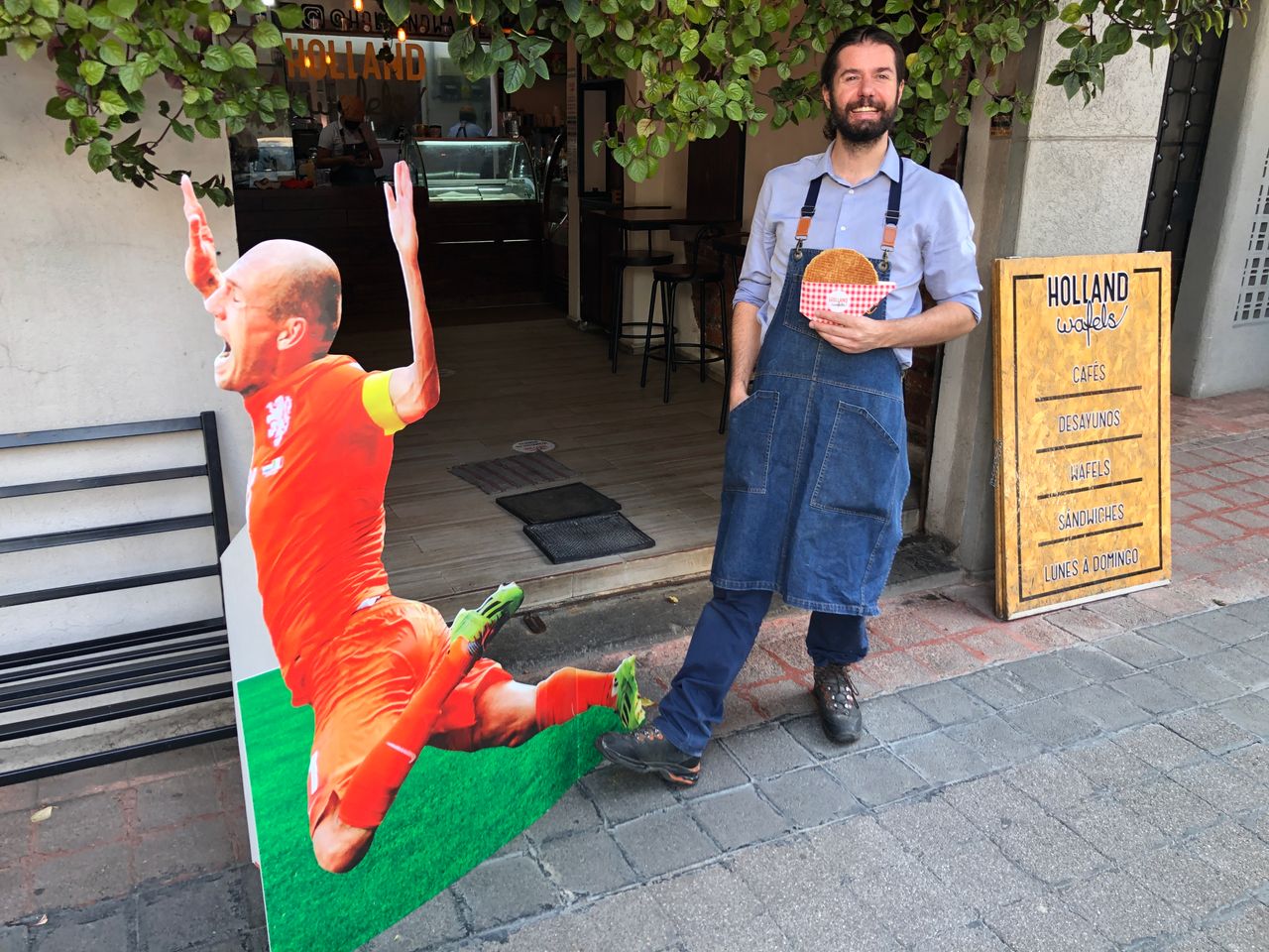 Ook dit jaar stoft Koen de kartonnen Arjen Robben weer af.