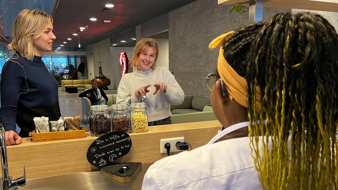 Kristel Mooij is in gebarentaal aan het bestellen (foto: Rogier van Son).
