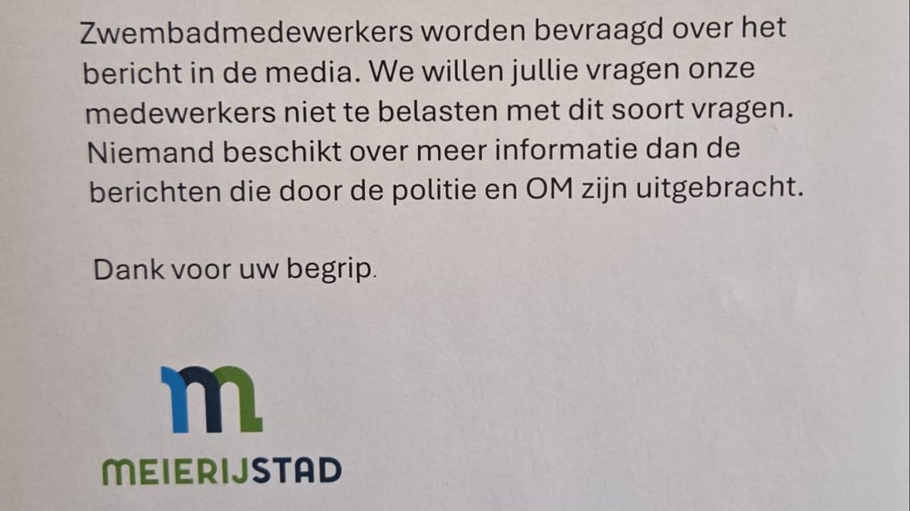 Briefje bij ingang zwembad