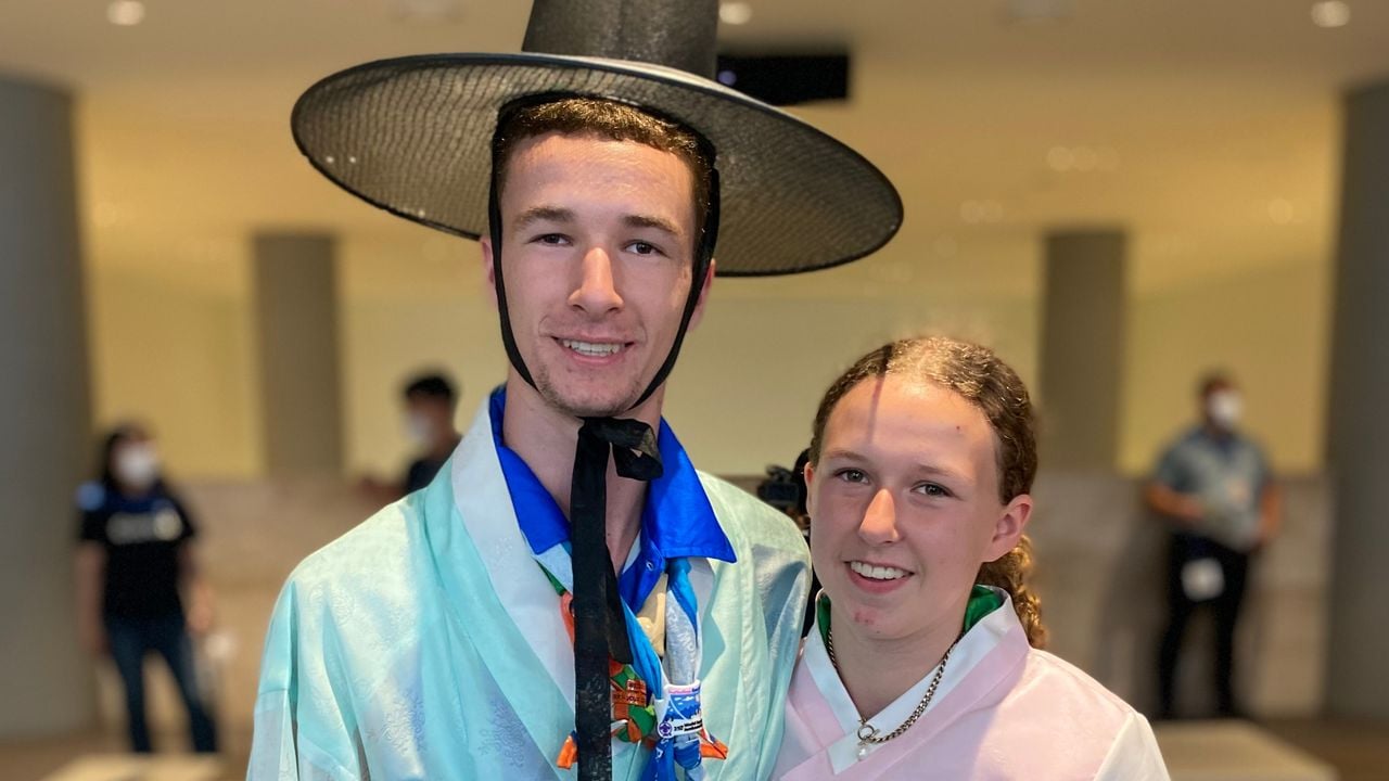 Robin met z’n zusje Myrthe in traditionele Koreaanse kleding