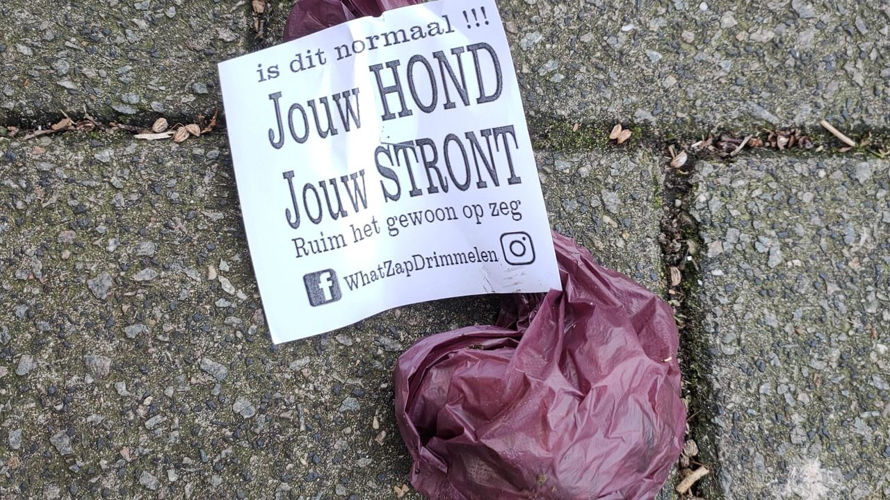 Een plastic zakje met poep met daarop het briefje van Chris (foto: Chris van den Diepstraten)