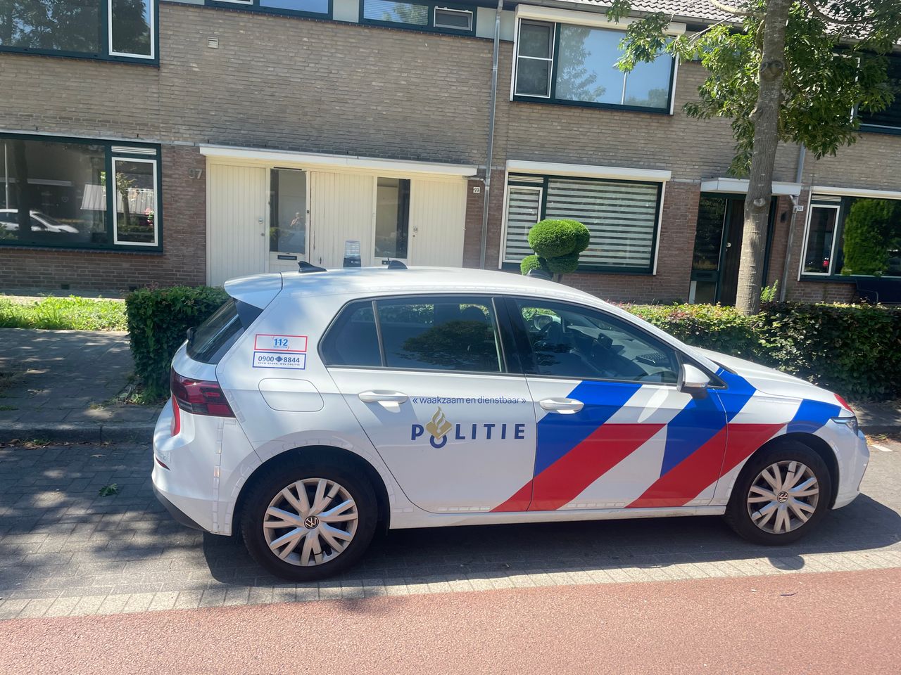 Later op de dag waren agenten bezig met een buurtonderzoek (foto: Hans Janssen).