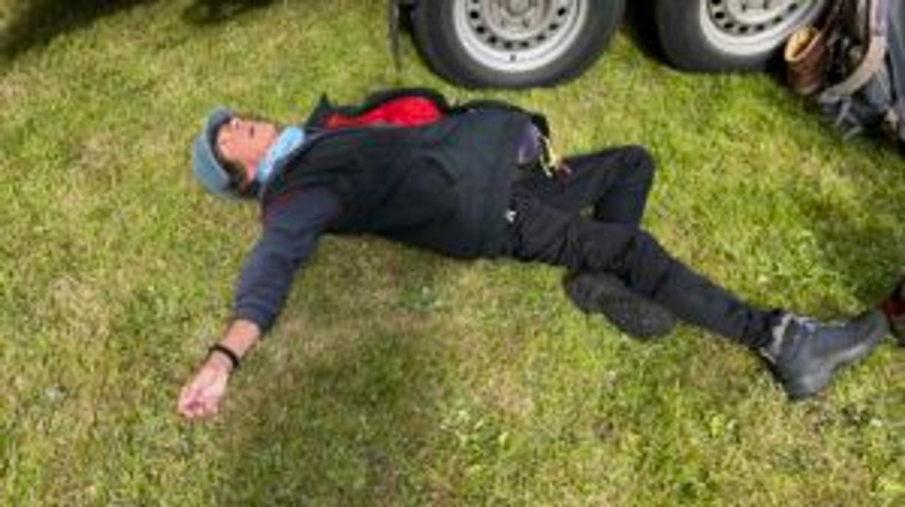 Natascha uitgeteld na een dag wandelen. 